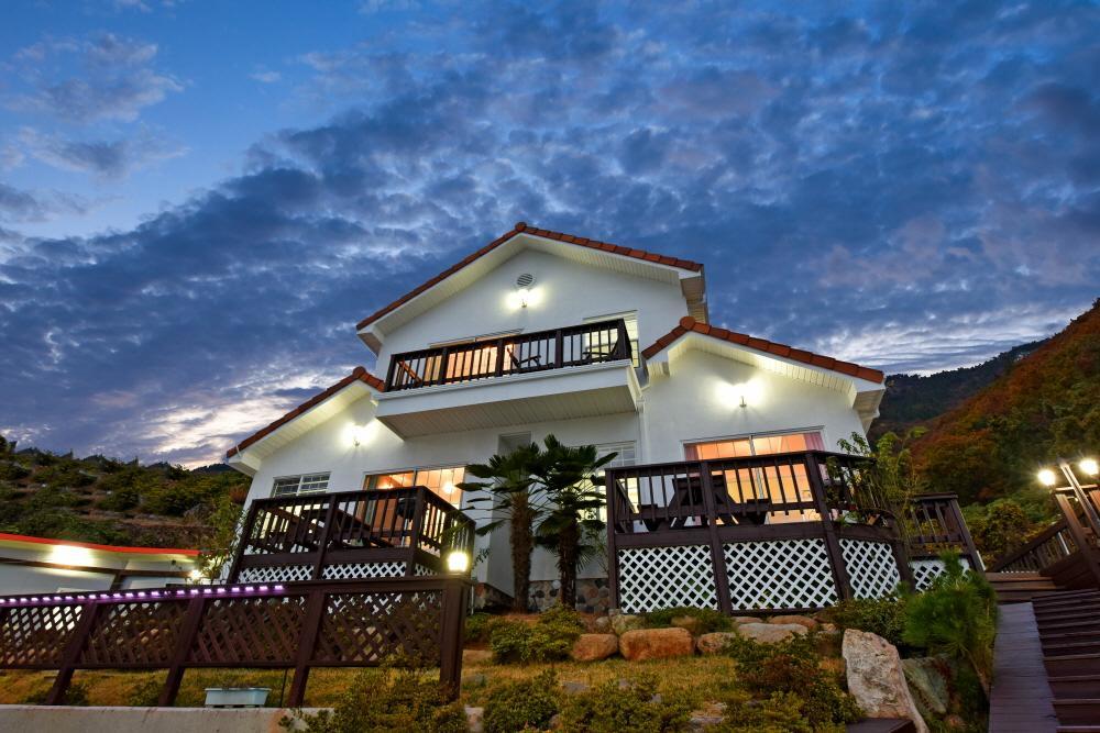 Namhae Bluemare Pension Esterno foto